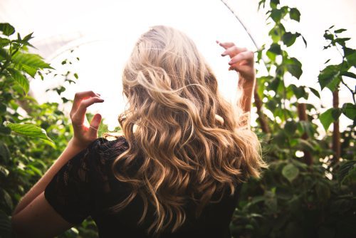 Jak skutecznie dbać o kręcone włosy: porady i triki