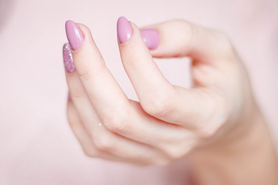 Manicure hybrydowy a zdrowie paznokci – czy warto?